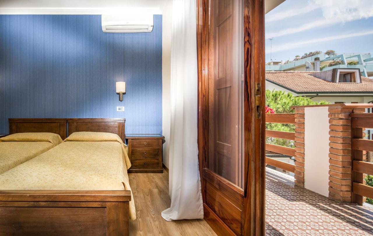 Hotel Capanna D'Oro Dependance Lignano Sabbiadoro Exterior foto